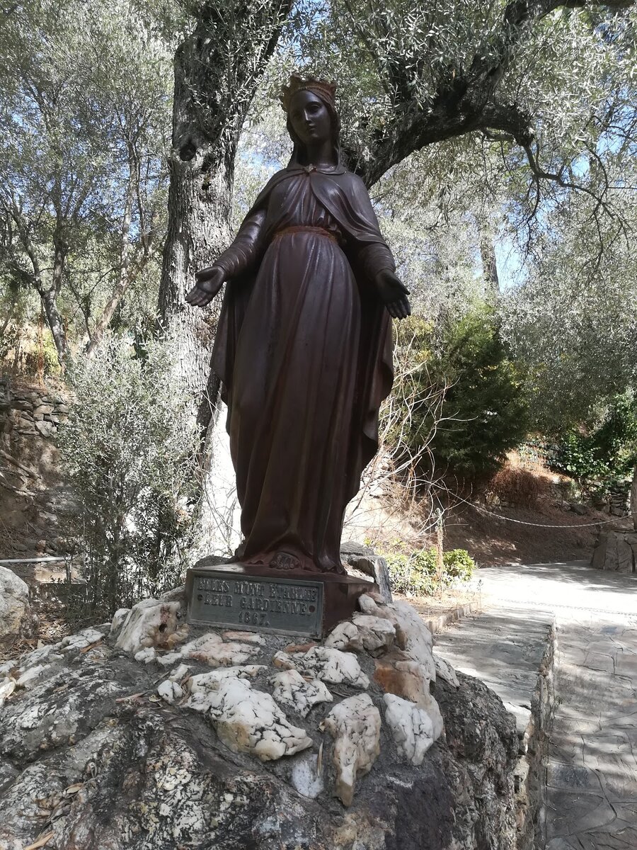 Бронзовая статуя Девы Марии