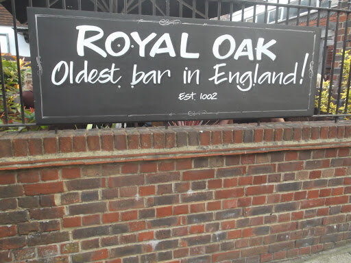 Паб Royal Oak в Винчестере основан в 1002 году, считается самым старым сохранившимися пабом.