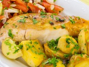 Смешать масло и красный перец.Посолить.Добавить 3 зубчика чеснока, выдавленного через чеснокодавку.Перемешать.Натереть этой смесью курицу.
Оставить на 15–20 минут.Картофель почистить, нарезать крупно.Добавить сметану или майонез.
Немного посолить.
Перемешать.Добавить 3 зубчика чеснока, выдавленного через чеснокодавку.Перемешать.Курицу положить в рукав для запекания, вокруг курицы выложить картофель.
Поставить в духовку.
Запекать при температуре 180 градусов в течение 1–1.5 часов.Приятного аппетита!