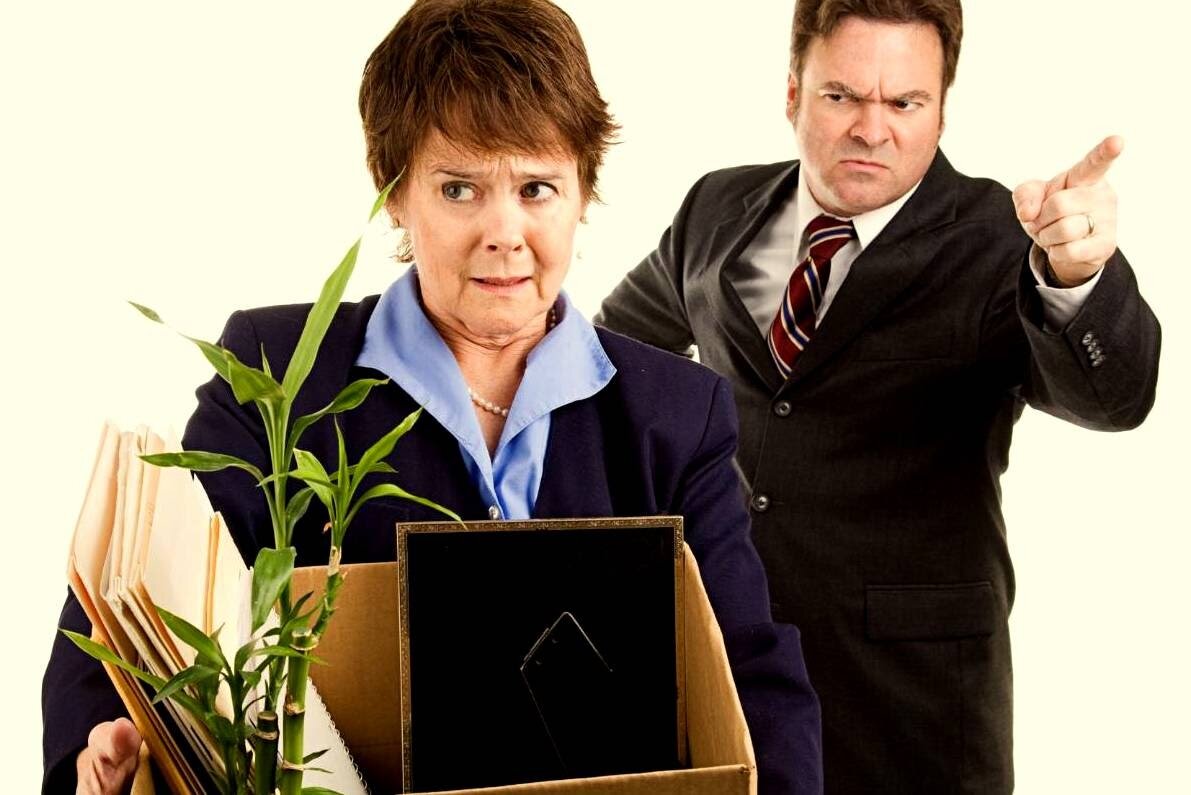 Увольнение часто происходит еще до того момента, когда работодателю это сделать будет затруднительно.