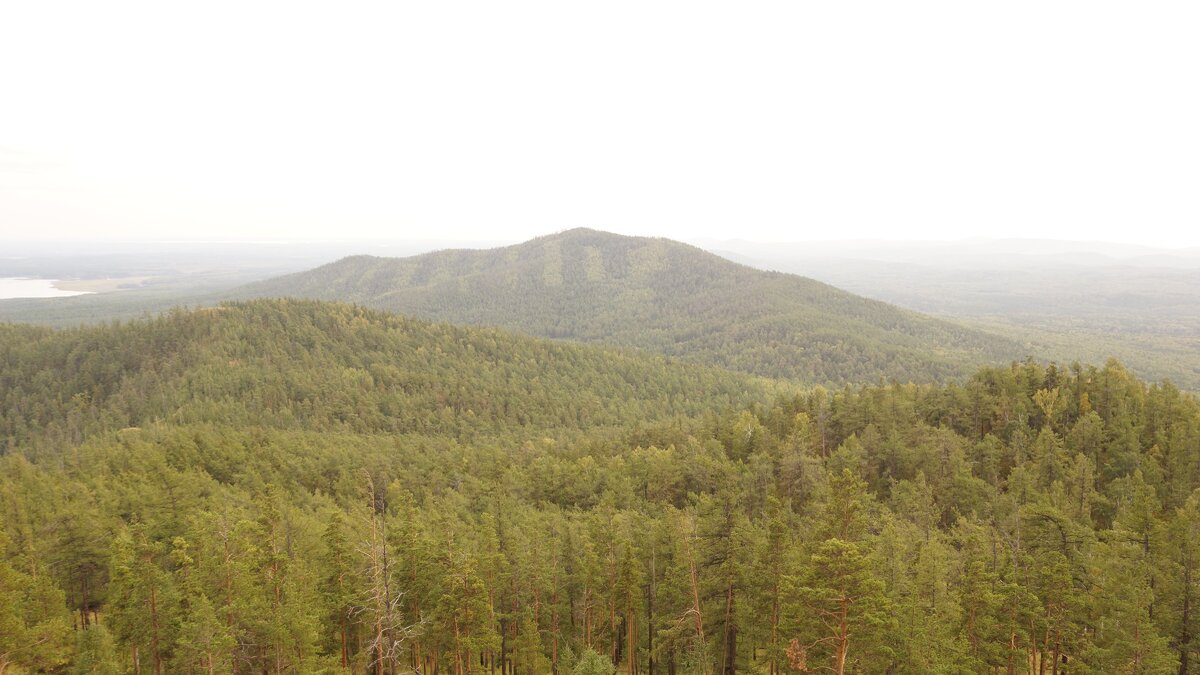 Фото автора. Вид с горы "Егоза" на гору "Сугомак"