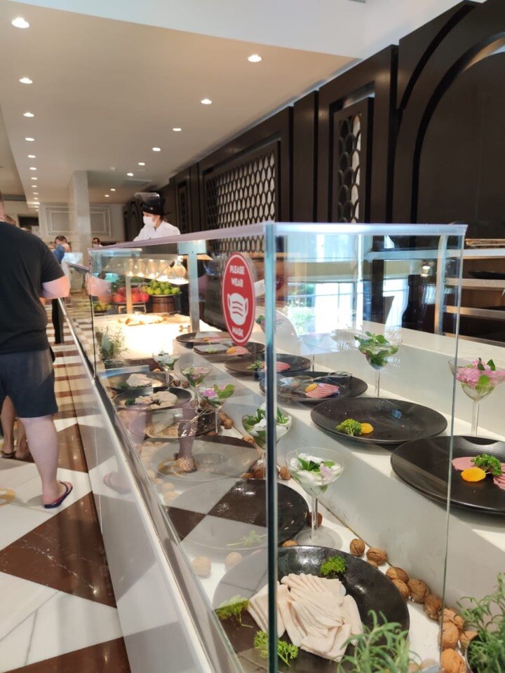 Шведский стол со стеклом, Кемер, Турция, конец ктября 2020