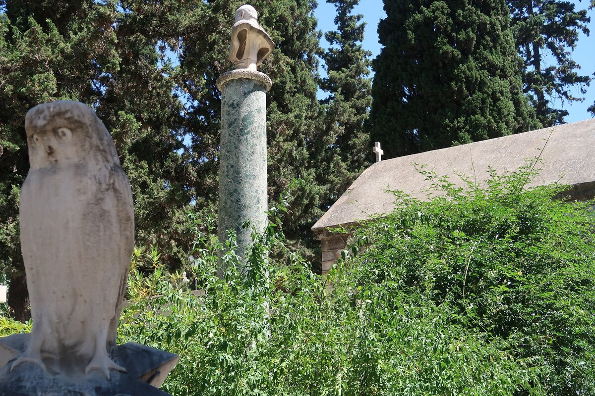 Давайте виртуально прогуляемся по Первому  Афинскому Кладбищу. Оно находится недалеко от стадиона Калимармаро, а с самой верхней точки можно наблюдать Акрополь.-2