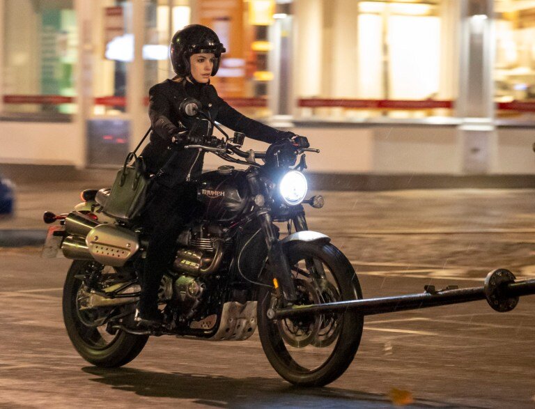 Мотоцикл был надежно закреплен за переднюю вилку к специальному авто, с которого осуществлялась съемка...