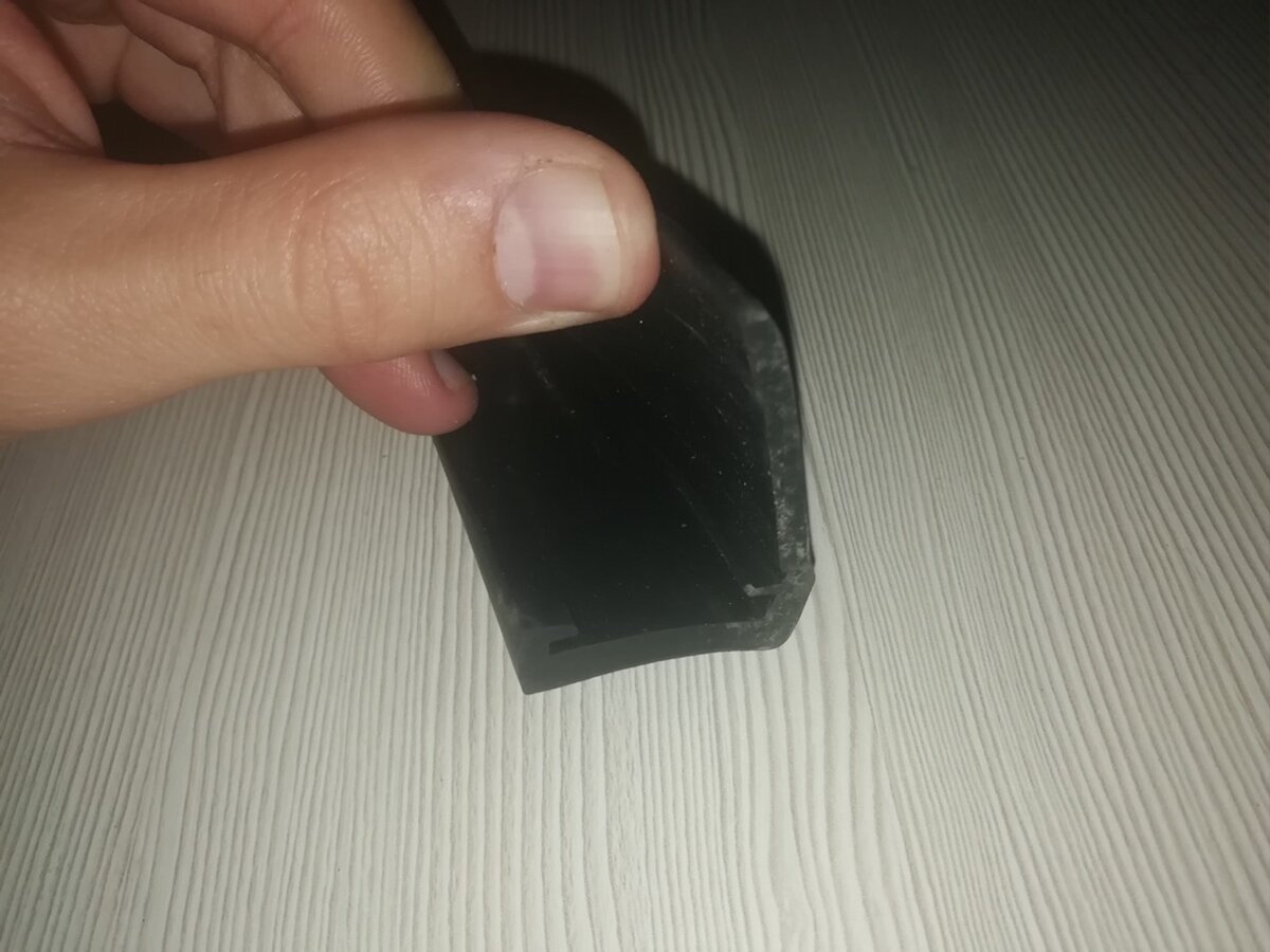 Материал самый устойчивый к воздействиям внешней среды - резина. Расширитель «обволакивает» арку как снизу, так и заходит на внешнюю часть крыла, закрывая ее снаружи