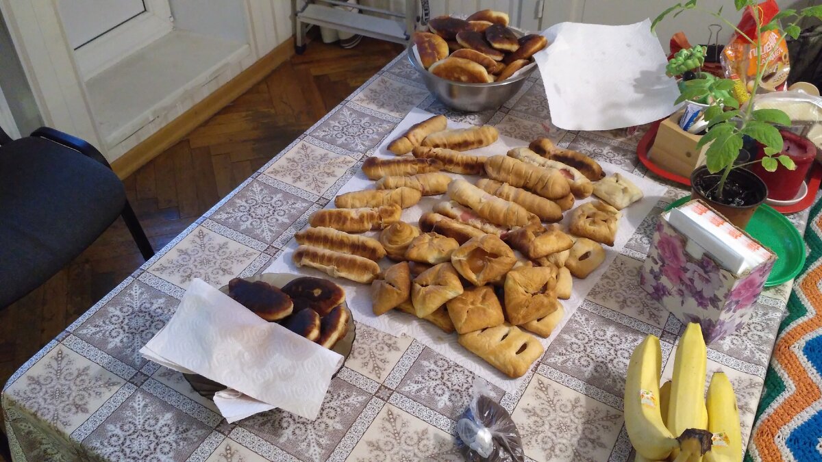 Пока я вгрызался в информационные дебри, супруга приготовила пирожков немного.