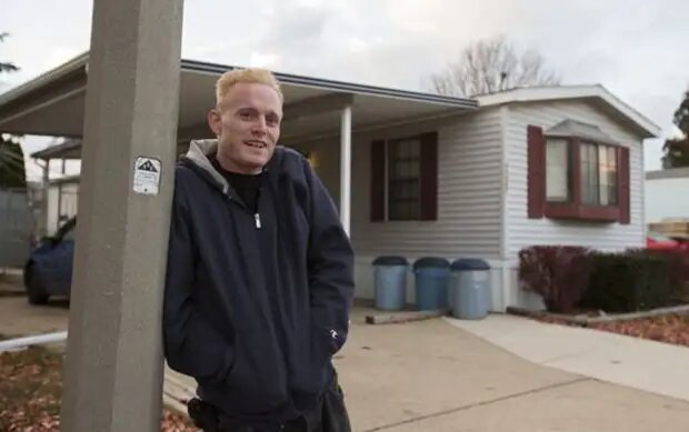 История о 17 летнем парне Дэвиде Хане, более известному по прозвищу «Радиоактивный (или же ядерный) бойскаут», несколько лет назад облетала весь земной шар – он стал знаменитым как парень, который попытался построить свой личный ядерный реактор-размножитель в сарае возле своего дома. В итоге в его эксперименты все-таки вмешались ФБР совместно с Комиссией по ядерному регулированию, которые и прекратили их, однако после этого к юноше навсегда приклеилась кличка «Ядерный бойскаут».