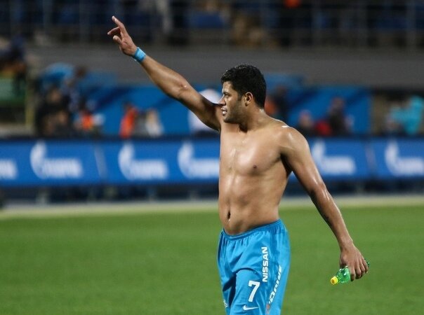 Александр Кержаков: «Необходим ли Халк команде? Смотря где. Крайнего полузащитника вряд ли он сможет играть. Форварда — не знаю. Халк — очень качественный игрок. Наверное, сейчас, придя в команду, он будет её лучшим футболистом и лучшим даже в нашем чемпионате. В принципе, если «Зенит» хочет переходить на игру в три форварда и Халк будет играть справа со смещением в центр, может быть…»