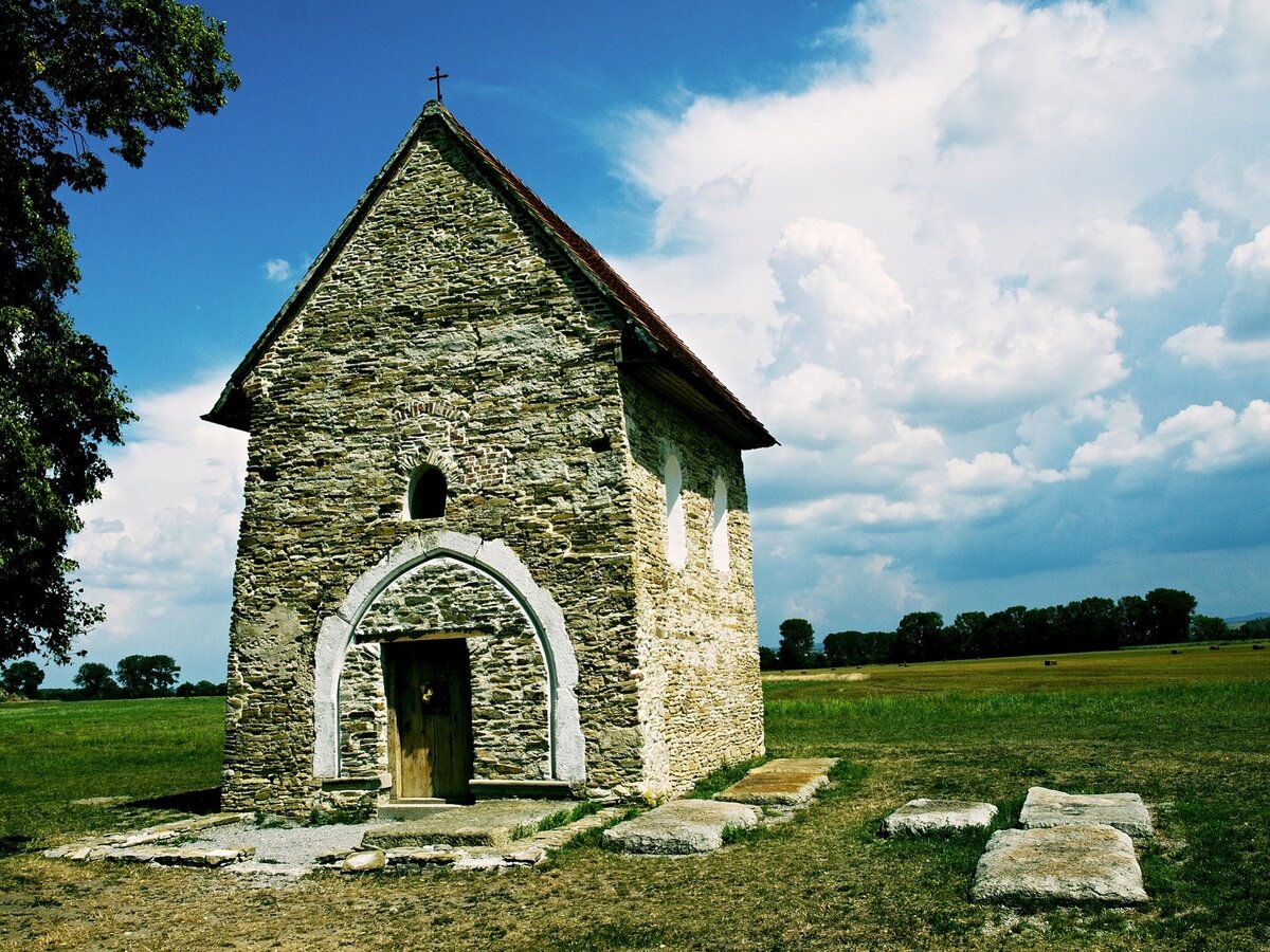 Церковь в Копчанах, основанная в IX веке. Фото: yandex.ru/images 