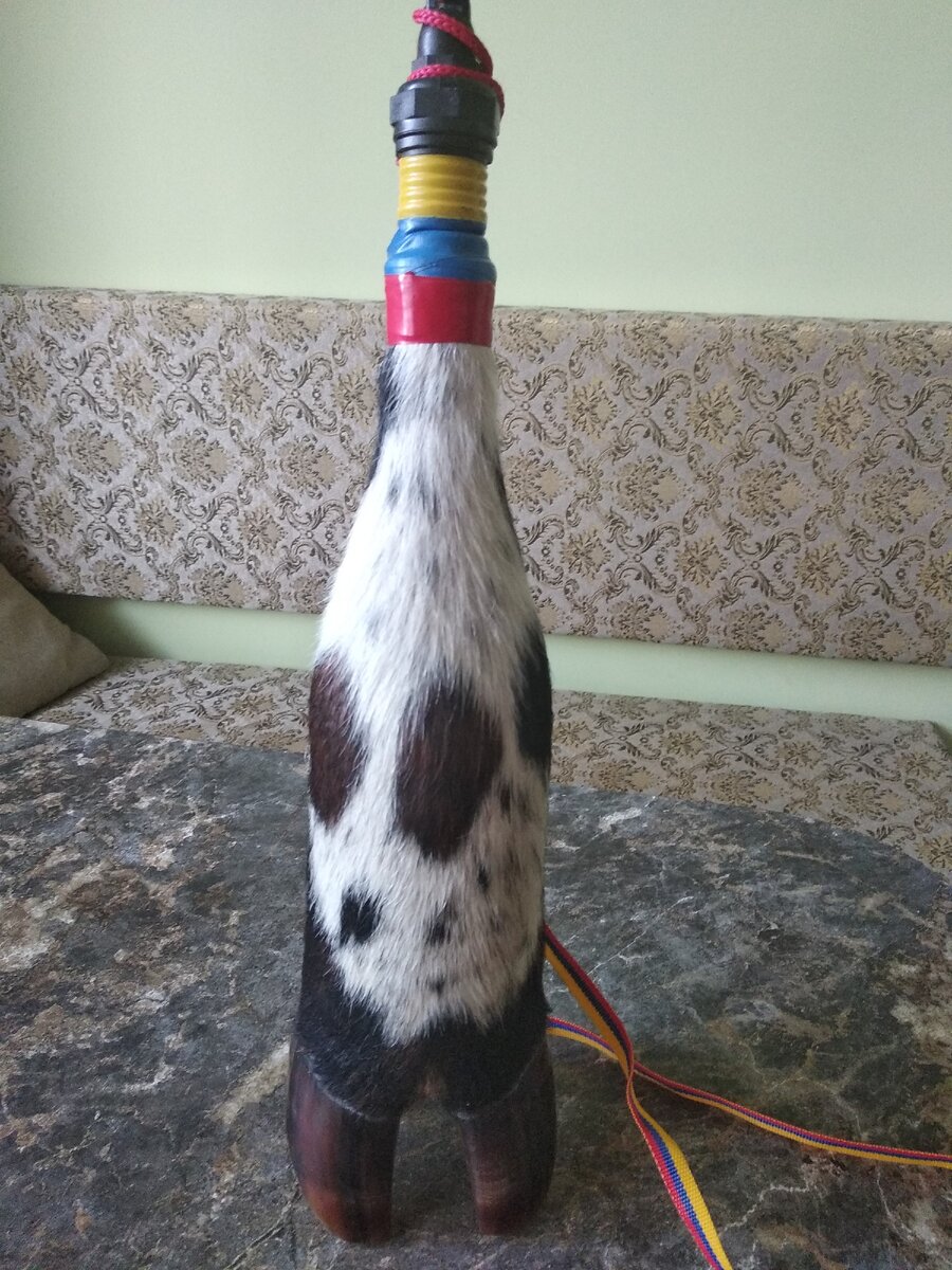 Сзади имеется аккуратная металлическая подставка.