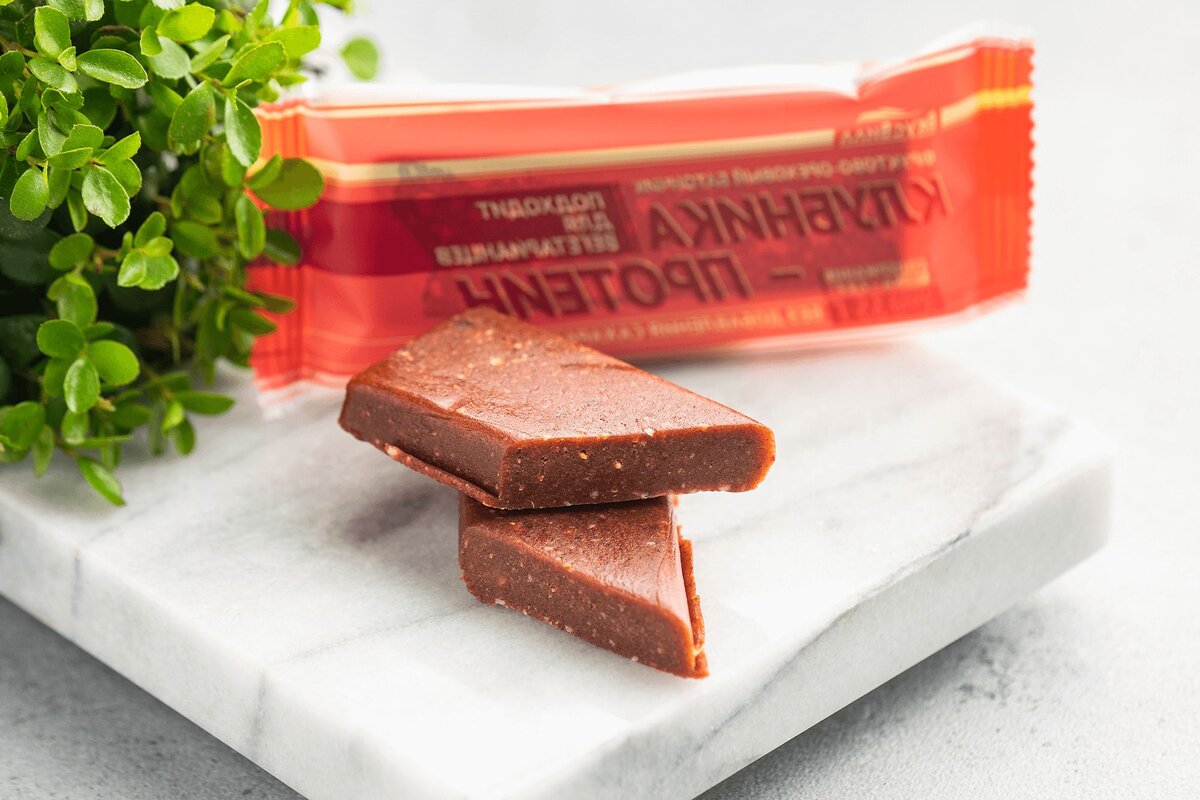 Протеиновый батончик с клубникой — вкусный десерт с финиками и кешью, без сахара. Подойдет для перекуса.