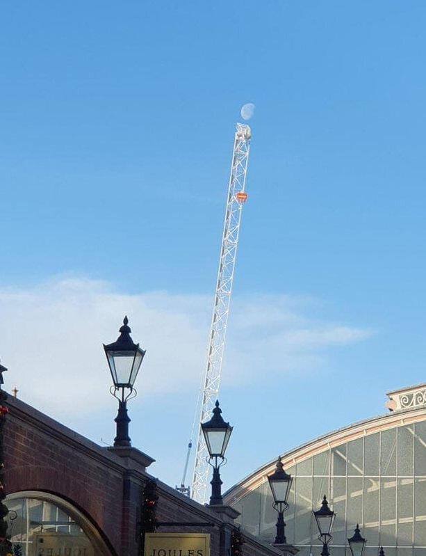 Кран почти достал до луны.