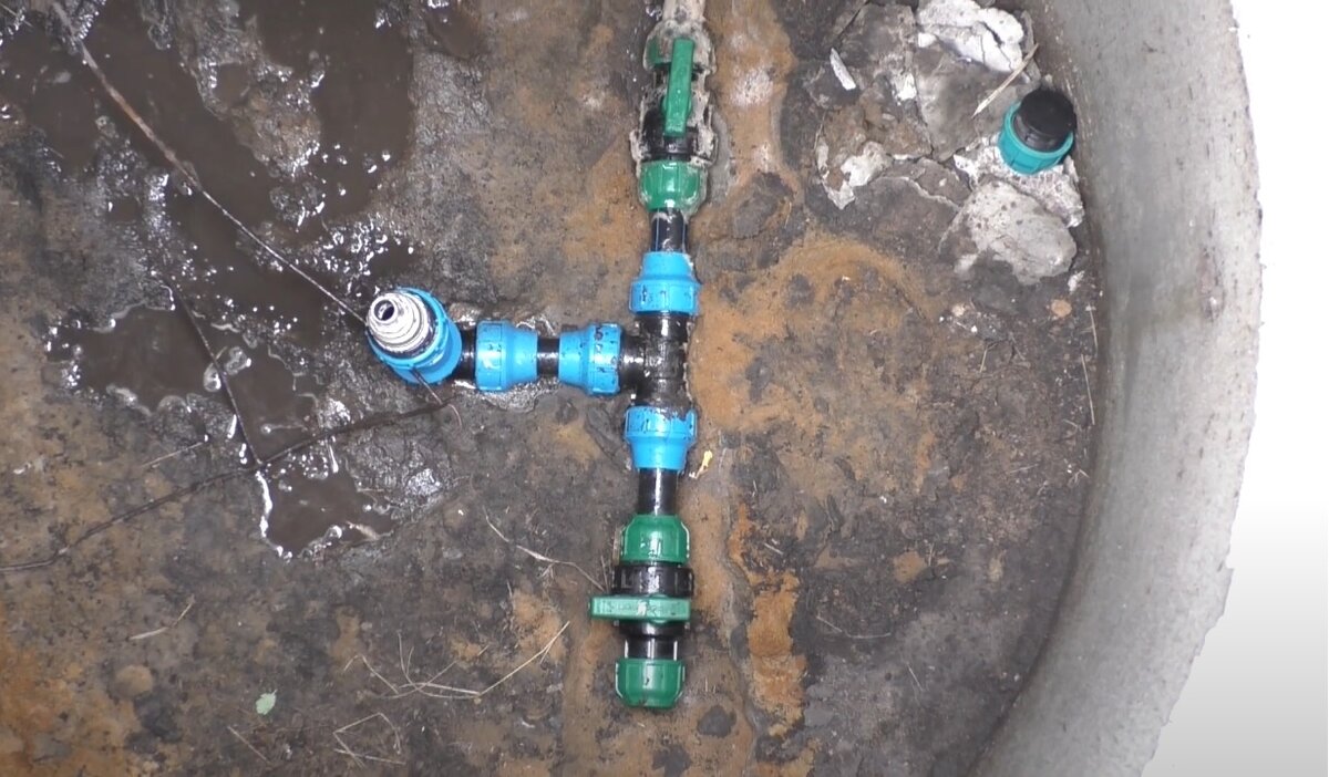 После прокладки 91 метра водопровода, глубина заложения 2,3 метра, настало время его испытать.