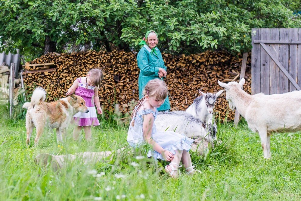 Фото мальчик в деревне у бабушки