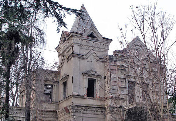 В городском парке Сочи стоит здание, которое принадлежит частному лицу