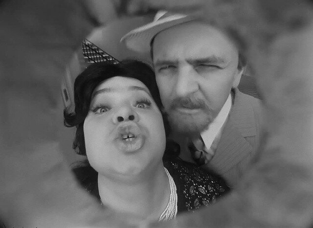 Соседи... (кадр из фильма Иван Васильевич меняет профессию)