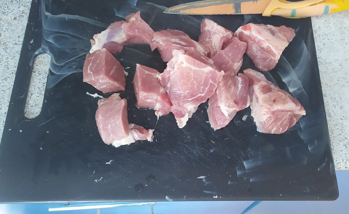Свинина с небольшими прослойками жира, чтобы котлеты были сочнее