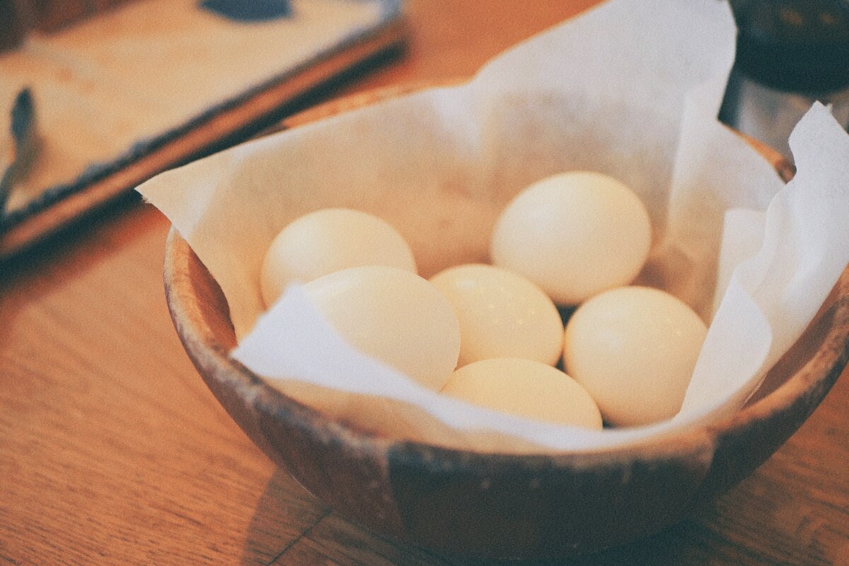 К чему снятся яйца куриные сырые разбитые. Яйца в миске. Яйца Эстетика. Яйцо куриное вареное. Мисочка яиц на Пасху.