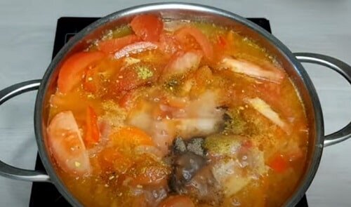 шурпа из свиных ребрышек. шурпа из свинины. шурпа в кастрюле на плите из свинины. шурпа в кастрюле на плите из свинины. шурпа из свинины в кастрюле.