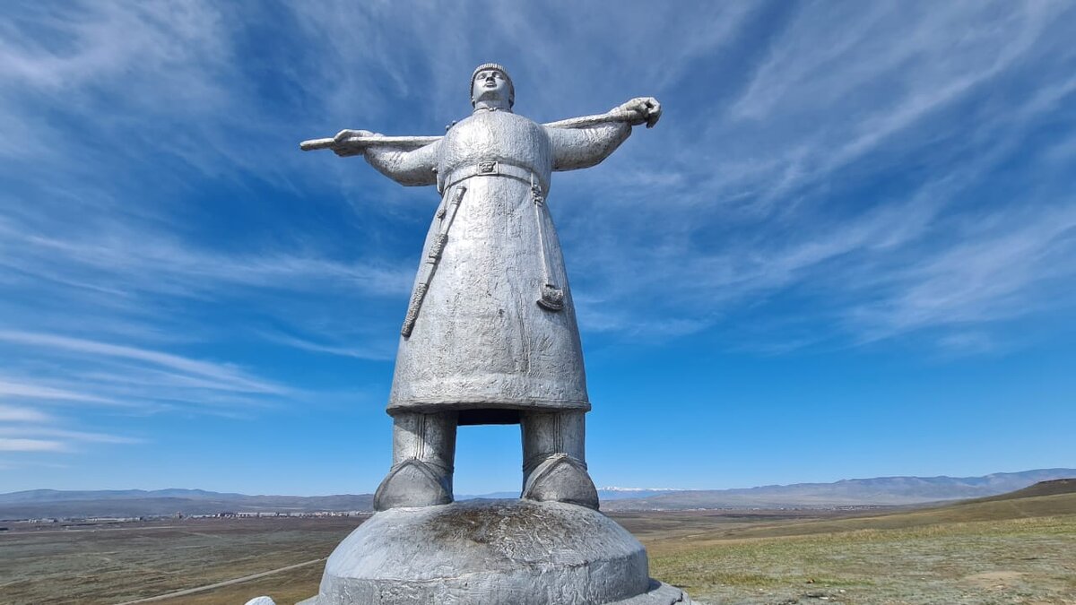 Кадарчы - что означает животновод, пастух. Памятник установлен на окраине города Кызыл в южном направлении, на горе и как бы возвышается над необъятными просторами.