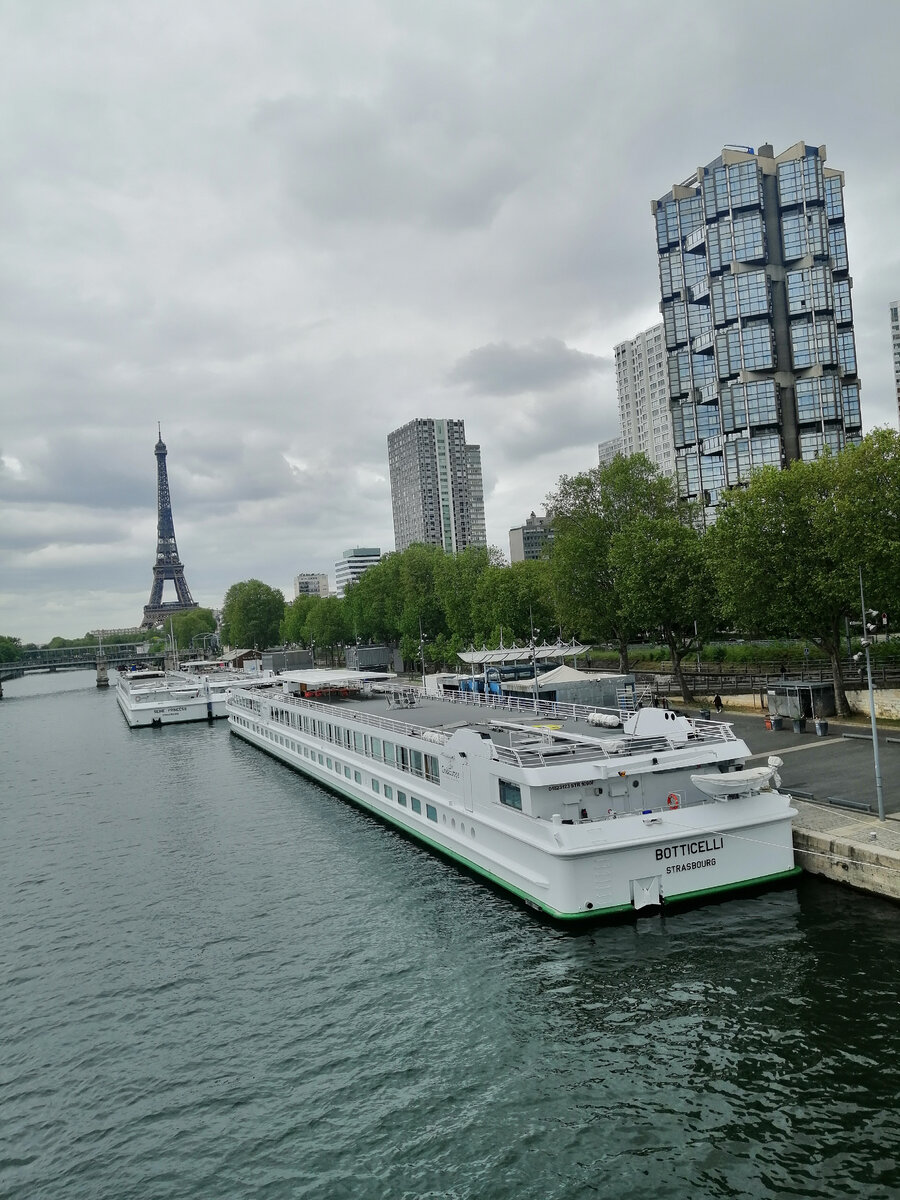 Сейчас Париж без туристов, прекрасное время его рассмотреть и полюбить. 