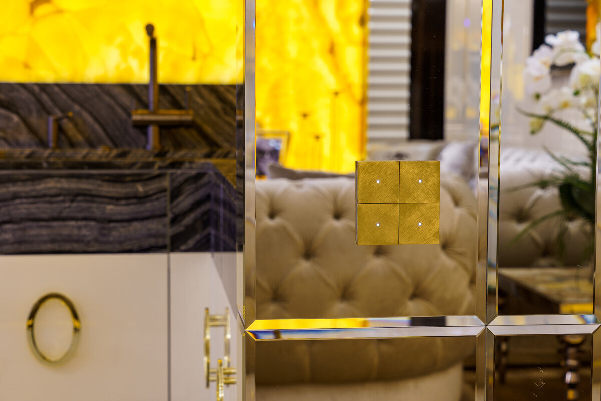 Forged Gold от TENSE - вариант отделки, позволяющий наслаждаться каждым прикосновением к натуральному холодному брашированному металлу.