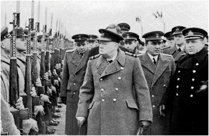 Премьер-министр Великобритании У.Черчилль на аэродроме в Саках. (Фото из открытого источника)