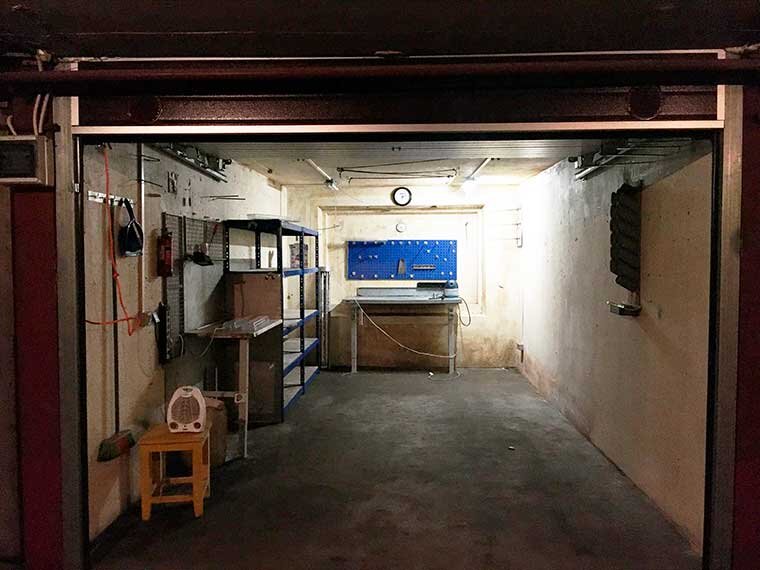 В наши времена, гаражи стали не таким интересным местом дислокации сильного пола. Когда-то мужчины собирались там все вместе, обсуждали автомобили, меняли масло, пили пиво и делились секретами и переживаниями.
Сейчас люди подолгу сидят в интернете, занимаются бизнесом или ходят к психологам и паркуются рядом с домом. А к гаражу, тем временем, зарастает народная тропа. Но незачем допускать простоя недвижимости.Что делать с простаивающим гаражом и как сдать его в аренду, читайте ниже.Что необходимо иметь в виду при уборке помещения
Прежде чем отправить объявление о сдаче гаража в аренду, приберитесь в нём и обязательно:
• покрасьте ворота, сделав акцент на номере;• почините свет на входе, если понадобится, приобретите осветительный прибор;• увезите свои вещи;• уделите время полу, удалите некрасивые пятна;• принюхайтесь: если присутствуют неприятные ароматы, нужно обезвредить их источники;• проверьте, в рабочем ли состоянии проводка;• обратите внимание на состояние смотровой ямы.Создайте ощущение чистоты и аккуратности. Как говорится, встречают по одёжке.Как найти арендатора
Как только гараж приведён в надлежащий вид, можно заняться поиском арендатора.
Для начала пропишите в объявлении все детали, характеризующие недвижимость в подробностях. Укажите стоимость месячной арендной платы. Не забудьте написать адрес и район, где находится гараж. Сделайте несколько фотографий.
Когда материалы готовы, размещайте объявление на специализированных сайтах. Также, можно распечатать информацию на специальных щитах.
Хорошим подспорьем будет разместить пост о сдаче в аренду гаража в социальных сетях и рассказать об этом друзьям.
Ещё имеется вариант обратиться в агентство недвижимости, где маклер выполнит всё за вас. Такой подход значительно сэкономит время. Однако требует денег.Как заключать договор об аренде
Наконец арендатор нашёлся, остался доволен состоянием недвижимости, всеми условиями и готов совершить сделку.При подписании договора, учитывайте, что в документе должны быть указаны следующие пункты:
• реквизиты арендатора и арендодателя;• точную ежемесячная сумма оплаты аренды;• сроки внесения денежных средств;• кто платит за коммунальные услуги;• факторы, влияющие на расторжение договора;• условия, при которых увеличивается сумма арендной платы.Помните, что следует составить акт приёма-передачи!
Совет: Договор, заверенный у нотариуса, избавит вас от ненужных проблем.