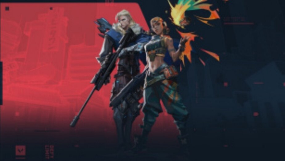 Valorant вышла в июне прошлого года, однако ещё до релиза разработчики соревновательного шутера из Riot Games сообщили, что не смогут обеспечить работу голосового чата на территории России из-за «неопределенности в нормативно-правовой среде».
Предполагается, что причиной стал так называемый «закон Яровой», который обязывает компании хранить письма, файлы и записи звонков своих клиентов в течение шести месяцев.
Однако теперь продюсер из Riot Games Сара Дадафшар рассказала, что голосовой чат в Valorant наконец стал доступен игрокам из России. Судя по всему, вместе с выходом патча 2.11. Ранее Riot Games сообщила, что начнёт записывать голосовой чат в Valorant для борьбы с токсичностью.
В этом месяце структура Роскомнадзора предложила ввести в России регулирование рынка видеоигр. В том числе предлагается распространить на индустрию и требования «закона Яровой», чтобы предотвратить потенциальные угрозы безопасности.
