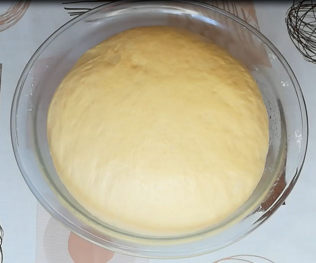 Подошедшее тесто в миске