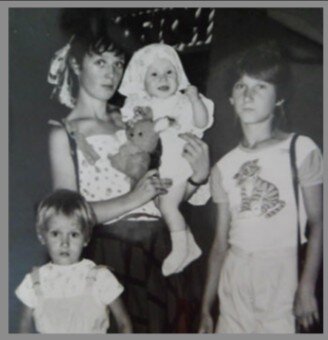 Я со своими племянниками и младшей сестрой.