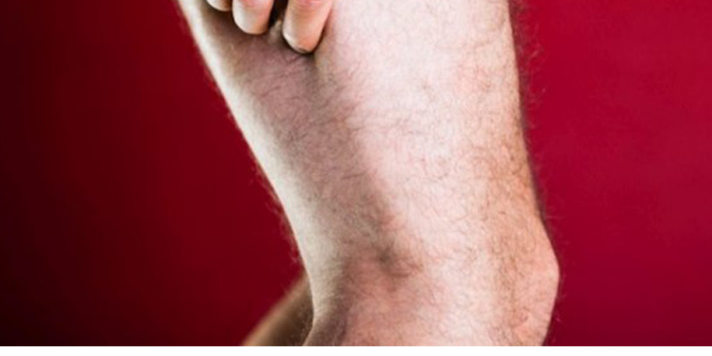 Боль в подколенной ямке связана с перенапряжением мышц.