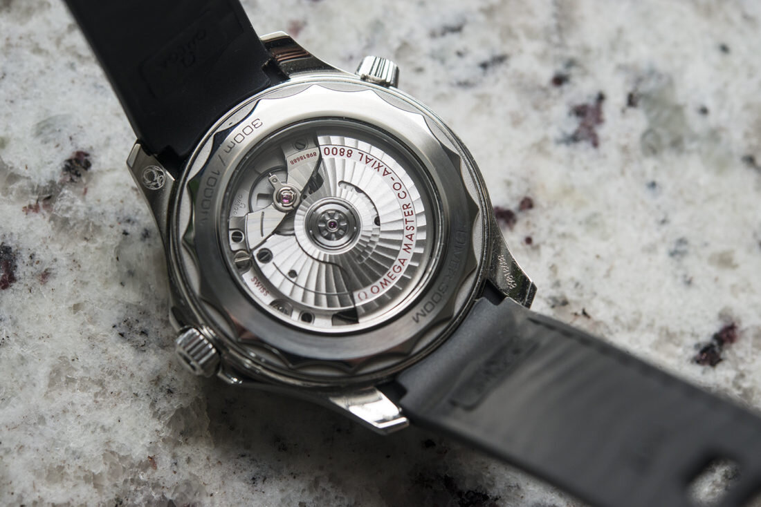 Прозрачная задняя крышка, через которую видно фирменный калибр