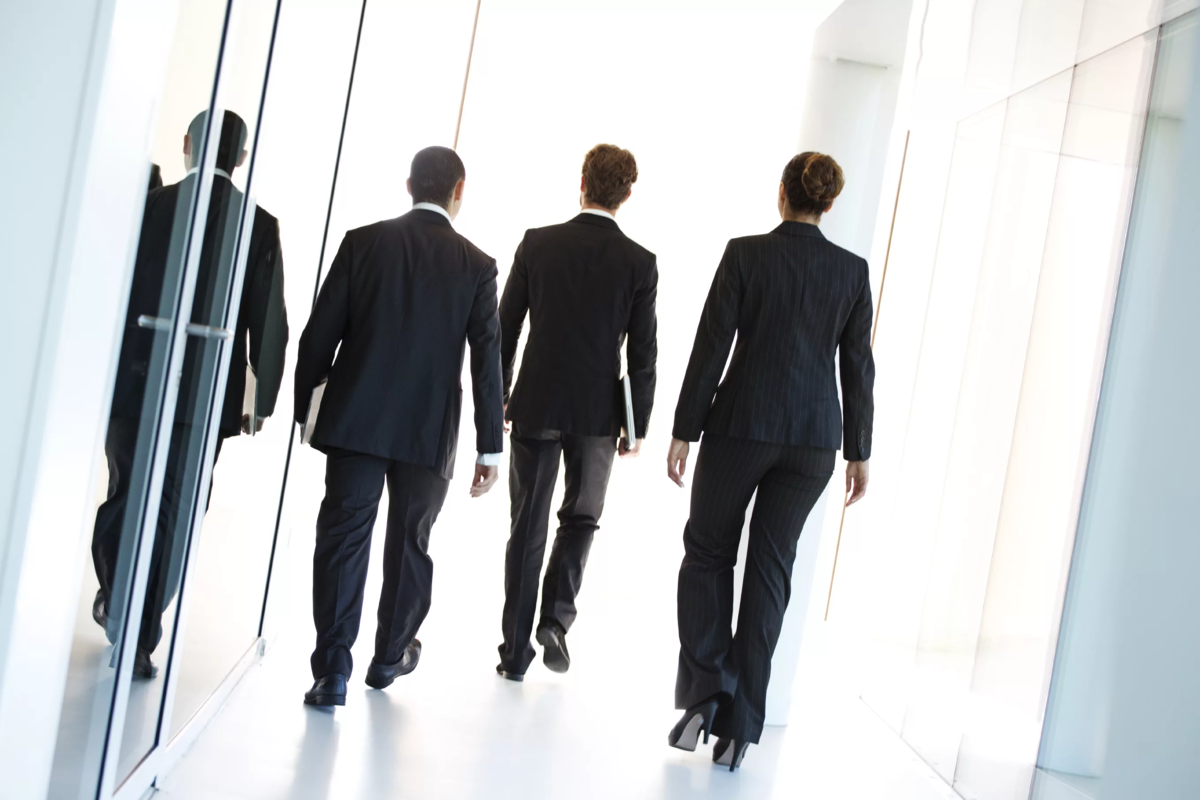 девушка возле лифта. человек у двери. люди выходят в производство. люди выходят в производство. люди выходят в производство.