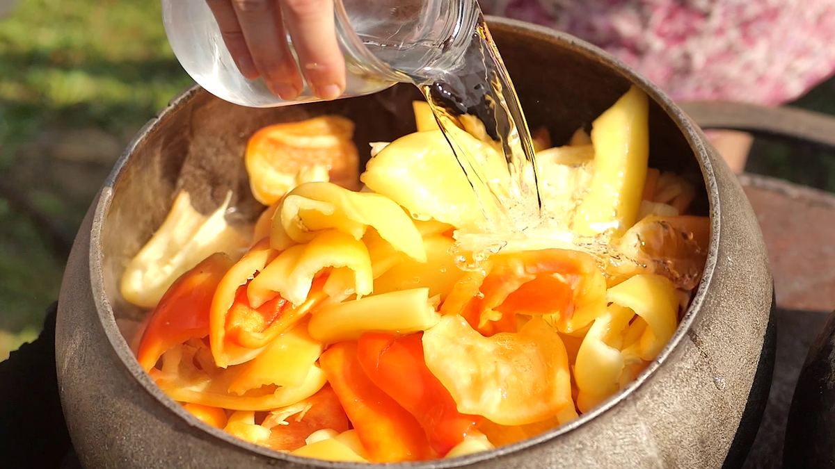 Хоть 100 банок закрой, все будет мало. Самая простая и вкусная заготовка на зиму из перца. Хоть 100 банок закрой, все будет мало. Самая простая и вкусная заготовка на зиму из перца.