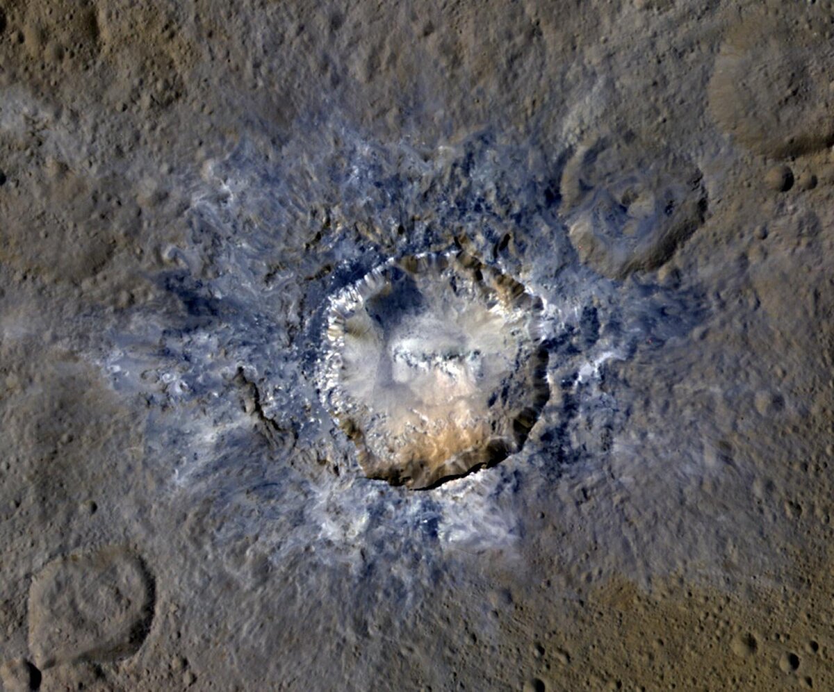 Фото: NASA/JPL-Caltech/UCLA/MPS/DLR/IDA / Кратер Хаулани, его диаметр 34 км. Этот кратер необычен тем, что по своей форме он похож не на окружность, как большинство известных нам кратеров на других планетах, а на многоугольник