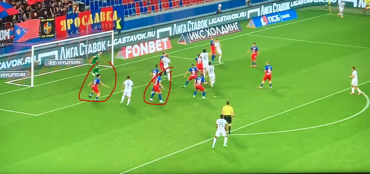 Бистрович выключается из игры, чем пользуется Смолов, Тикнизян не успевает среагировать