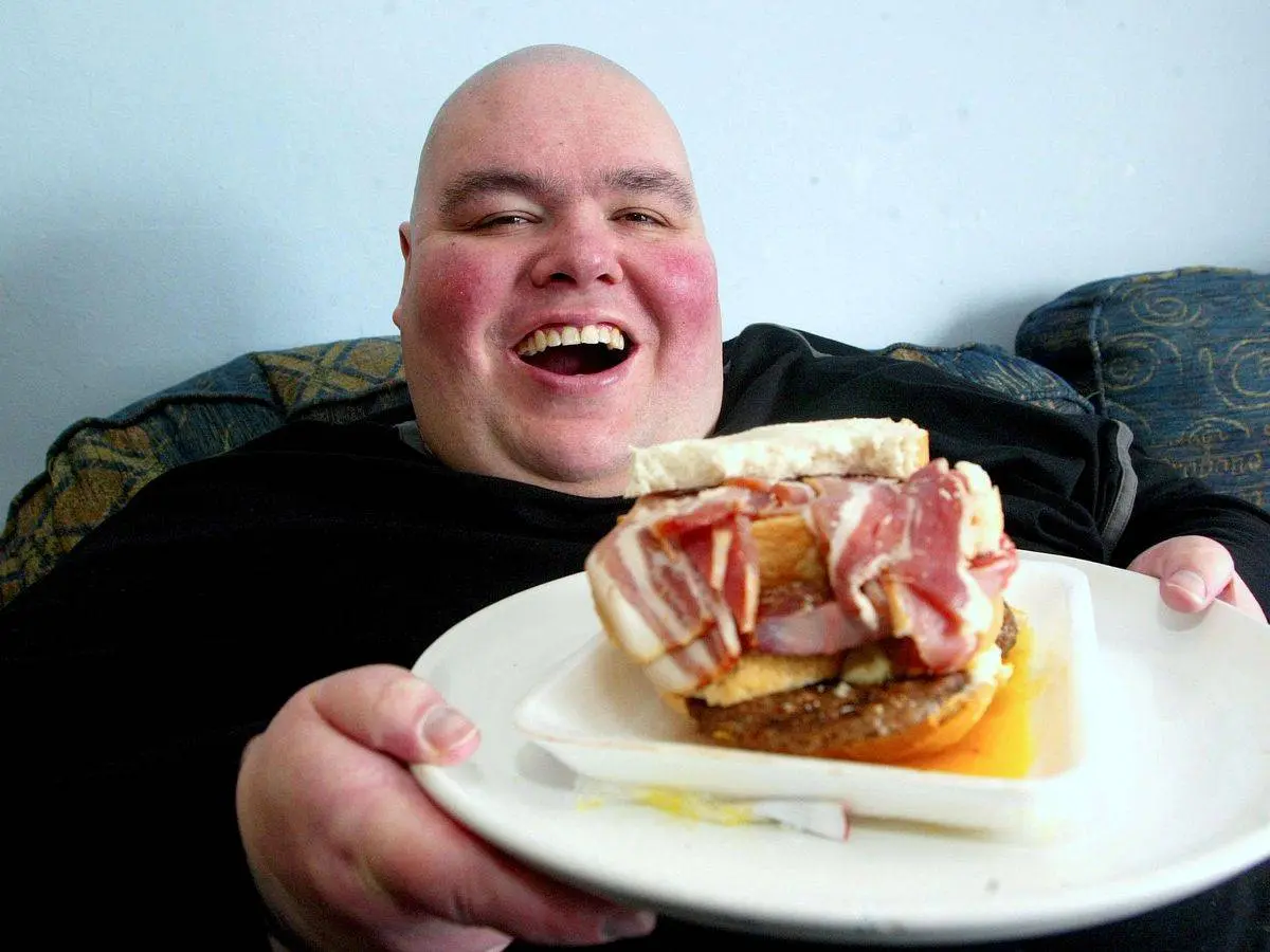 Eat fatty. Толстый человек ест бутерброд. Жирный мужик с бутербродом. Толстый бутерброд.