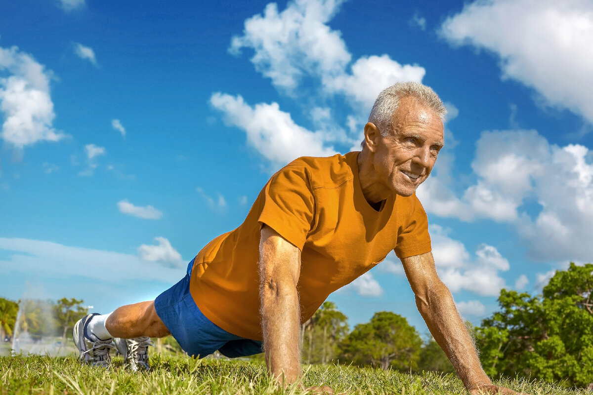 Пожилые мужчины ролики. Пенсионеры занимаются спортом. Физкультура для пожилых людей. Здоровый дед. Пожилые в хорошей физической форме.