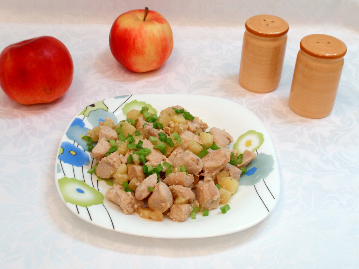 Курица с яблоками и корицей