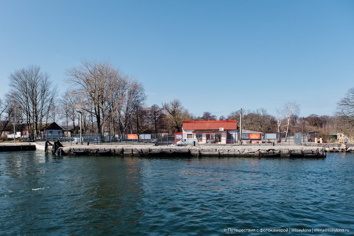 "Порт" на Балтийской косе. Да, за забором с колючей проволокой.