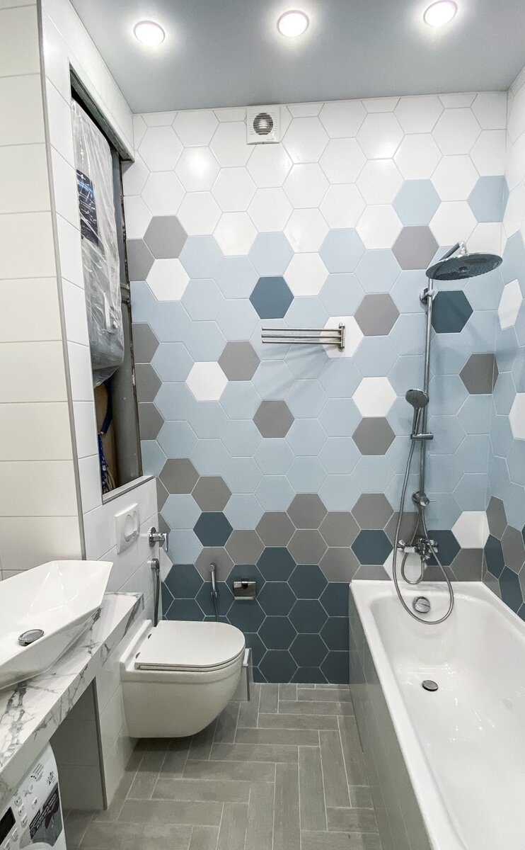 Общий вид помещения. Здесь 5 м2, довольно просторно, санузел получился светлый и с современным дизайном