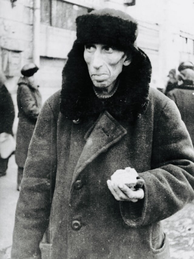 Мужчина, с куском хлеба 