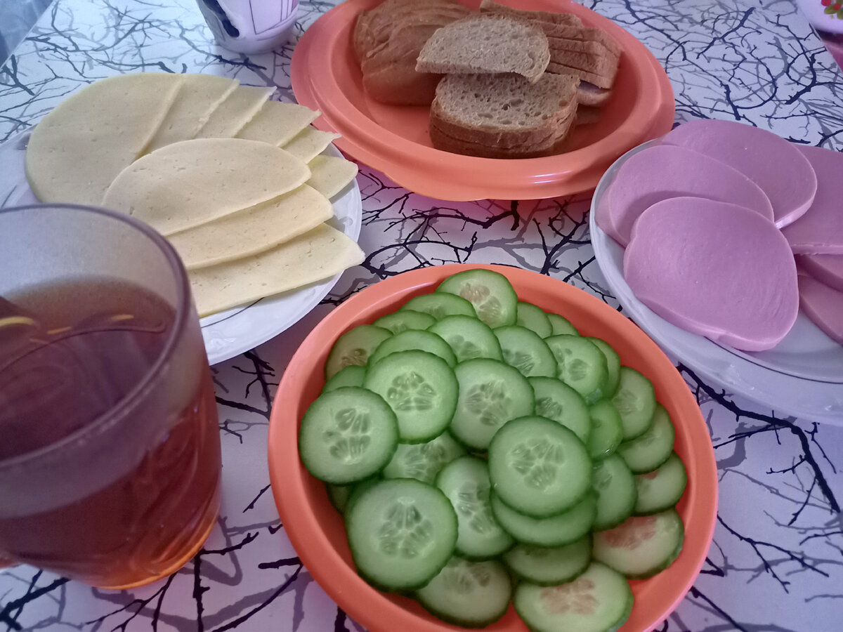 Бутерброды на завтрак и чай