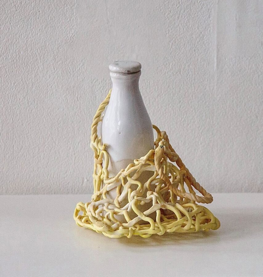 Дарья Кротова-Шлоссер «Сетка с кефиром», 2020 Тонированный фарфор, глазури, люстровая краска © Объединение «Выставочные залы Москвы»