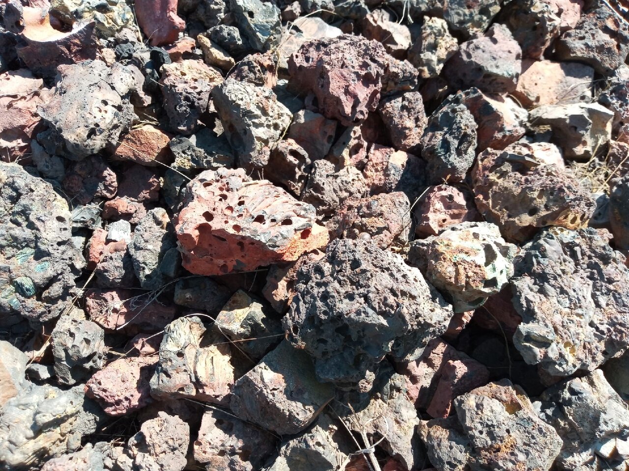 Каменоломня и металлургический шлак около одного из холмов на Алтае 