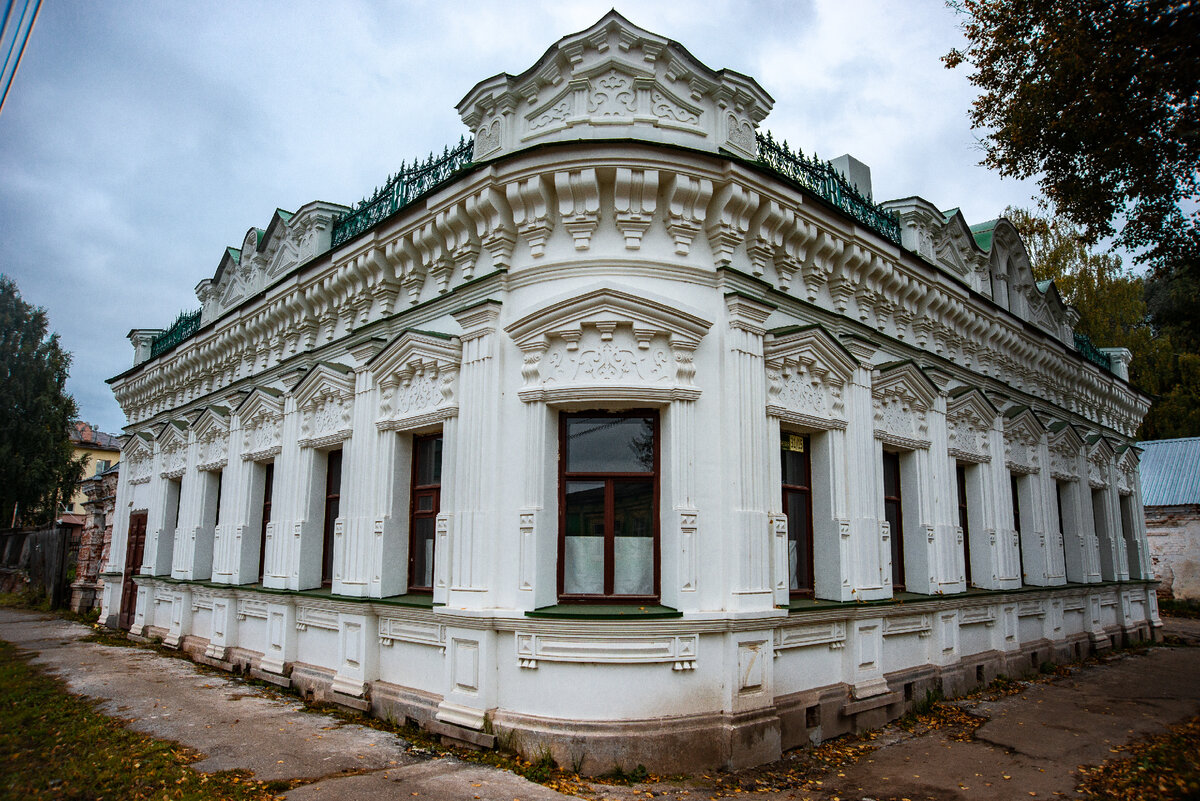 Дом Обалина, он же дом Демидова, он подстанция скорой помощи. 2021 год