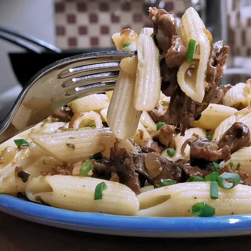 Куриные сердечки с овощами и макаронами в сковороде. Родные просили добавки!