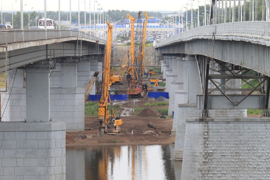 Ремонт моста через реку белая