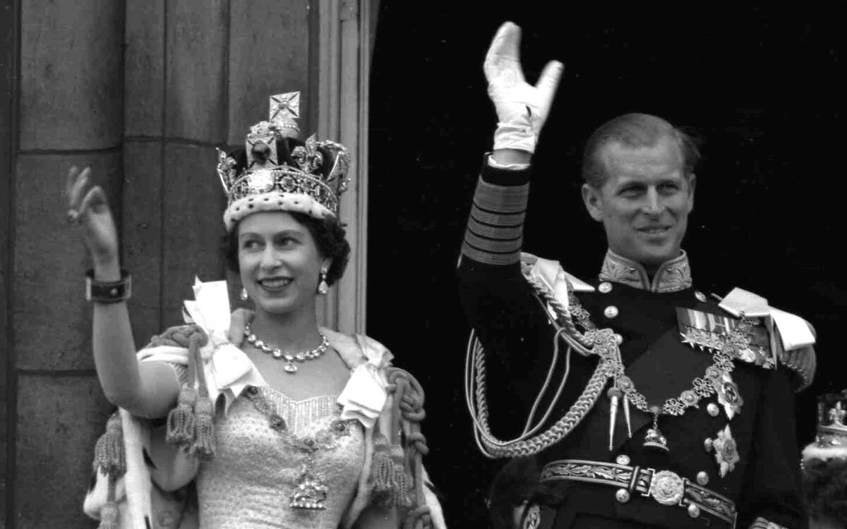 Елизавета II после коронации вместе с мужем, принцем Филиппом